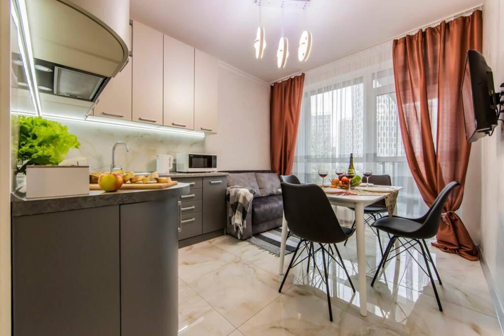 Новые Светлые Апартаменты Метро Славутич Kiev Exterior foto